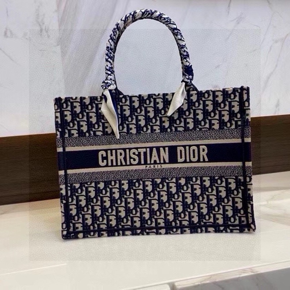 Dior Fashionable and classic tote bag, 36cm